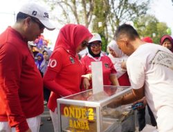 Eva Aminuddin Beli Onde-onde di Pasar Minggu Jl Suroyo