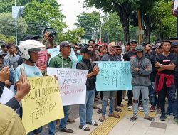 Dua Aksi Damai Digelar Bersamaan di Kantor Bupati Probolinggo