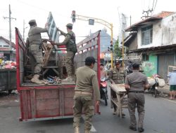Satpol PP Kota Probolinggo Tertibkan Pedagang Berjualan di Trotoar