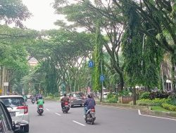 Mobil Kerap “Nyangsang” di Trotoar Pembatas Jalan Veteran Kota Malang, Begini Kata Pengamat