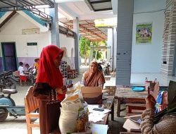 Bulog Madura Salurkan Bantuan Beras dan Minyak Goreng untuk Warga Pamekasan