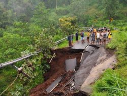 Hujan Deras Picu Longsor di Lumbang Probolinggo, Akses Jalan Antar Desa Sempat Tertutup