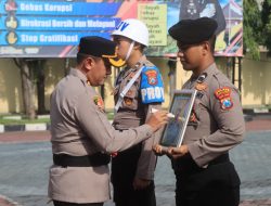 Polres Probolinggo PTDH Tiga Anggota, Sejumlah Personel Berprestasi Terima Penghargaan