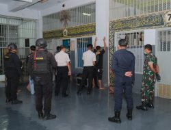 Wujudkan Zero Halinar, Lapas Malang Gandeng TNI-Polri Razia Kamar Hunian dan Sita Benda Logam