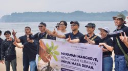 Cegah Abrasi Pesisir Malang Selatan, Grand Mercure Malang Mirama Tanam Mangrove di Pantai Tamban
