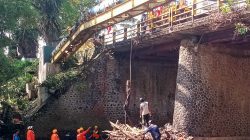 Cegah Kerusakan Pondasi, UPT PJJ Malang Bersih-bersih Timbunan Sampah di Bawah Jembatan Kalisari Pakis