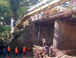 Cegah Kerusakan Pondasi, UPT PJJ Malang Bersih-bersih Timbunan Sampah di Bawah Jembatan Kalisari Pakis