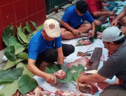 Harga Plastik Mahal, Panitia Kurban Masjid Babul Hidayah Malang Gunakan Bungkus Daun Jati
