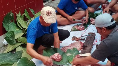 Harga Plastik Mahal, Panitia Kurban Masjid Babul Hidayah Malang Gunakan Bungkus Daun Jati