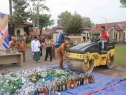 Jelang Ramadan, Pemkab Pamekasan dan Ormas Musnahkan Hampir 3.000 Botol Miras