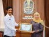 JMSI Jatim Serahkan Award kepada Gubernur Khofifah