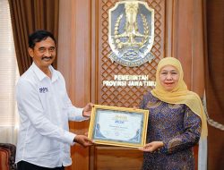JMSI Jatim Serahkan Award kepada Gubernur Khofifah