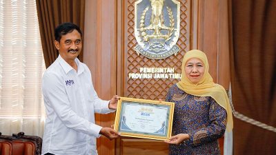 JMSI Jatim Serahkan Award kepada Gubernur Khofifah