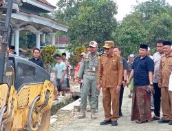 Pemkab Pamekasan Dorong Jalan Desa Lebih Layak, 250 Drum Aspal Disalurkan untuk Perkuat Gotong Royong Warga