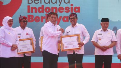 Bupati Probolinggo Raih Penghargaan Pembina Andalan Koperasi Jawa Timur