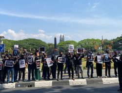 Wartawan Malang Raya Gelar Aksi Protes Tolak Pernyataan ‘Londo Ireng’ Presiden