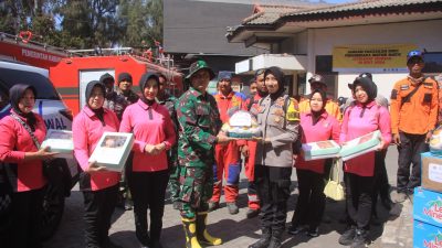 Polres Probolinggo dan Bhayangkari Salurkan Bantuan untuk Relawan Karhutla TNBTS di Bromo