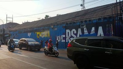 Aremania Utas Sayangkan Perubahan Mural Malang The Glory Land, Panitia Festival Mbois 11 Cat Tembok Jadi Biru