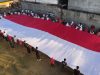 Bendera Raksasa 12×5 Meter Dibentangkan Warga Semampir di HUT ke-81 RI