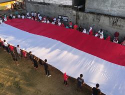 Bendera Raksasa 12×5 Meter Dibentangkan Warga Semampir di HUT ke-81 RI