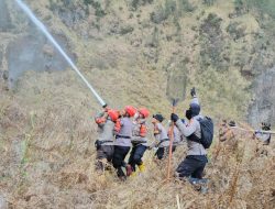 Gerak Cepat Polres Probolinggo Jinakkan Titik Api di JLKT Bromo, Cegah Merembet ke Seruni Point