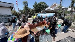 Kekeringan Meluas, AJP Turun Langsung Antar Air Bersih ke 82 Desa
