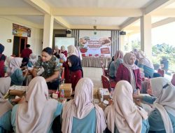 Mahasiswa PPG UMM Manfaatkan Bunga Rosella Jadi Lulur Alami di Kota Batu