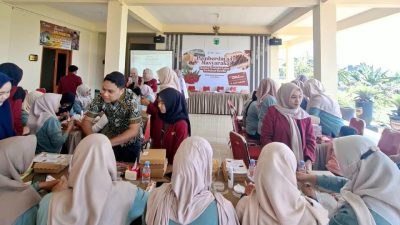 Mahasiswa PPG UMM Manfaatkan Bunga Rosella Jadi Lulur Alami di Kota Batu