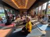 Peringati Hari Batik Nasional, Hotel di Malang Gelar Yoga Berbusana Batik