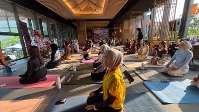 Peringati Hari Batik Nasional, Hotel di Malang Gelar Yoga Berbusana Batik