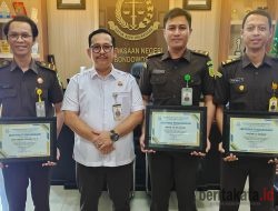 Kejari Bondowoso Apresiasi 3 Pegawai dengan Kepatuhan Terbaik MySimkari