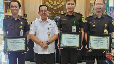 Kejari Bondowoso Apresiasi 3 Pegawai dengan Kepatuhan Terbaik MySimkari